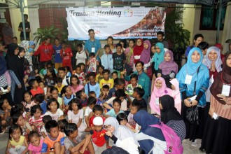 Rrauma healing bagi anak-anak Luar Batang, Jakarta Utara, pada 15 April 2016. (Bunga Padma Putri)