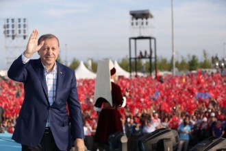 Erdogan berjalan di atas panggung peringatan penaklukan Konstantinopel. (pbs.twimg.com)