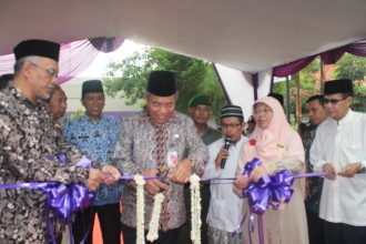 Walikota Kotamadya Jakarta Timur Drs. Bambang Musyawardana, M.Si meresmikan pembangunan jembatan RSU Al Fauzan, Jakarta Timur, Jumat (20/5/2016). 