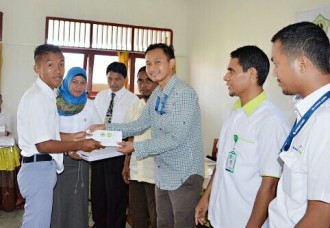 Penyerahan Beasiswa Pelajar Kota Ambon-Maluku di SMA LKMD Laha, Senin (2/5/2016) (iqbal/kis/IZI)