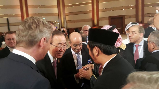 Wakil Sekjen Majelis Ulama Indonesia Pusat (MUI) yang juga merupakan Pimpinan Umum Wahdah Islamiyah, Muhammad Zaitun Rasmin (berpeci), saat menghadiri Konferensi Internasional "Forum Doha" di Qatar, Sabtu (21/6/2016). (ist)