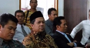 Fahri Hamzah (tengah, mengenakan baju batik) didampingi kuasa hukumnya, Mujahidin (kanan memakai jas), menghadiri sidang gugatan dirinya terhadap PKS, di PN Jaksel, Senin (16/5/2016). (kompas.com)