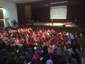 Sseminar pengembangan diri muslimah tentang “Membangun Jembatan Masa Depan” bertempat di Auditorium Perdana Siswa, Universitas Malaya, Kuala Lumpur, Malaysia. Ahad (1/5/2016). 