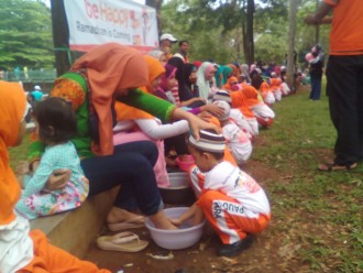 Puluhan anak membasuh kaki ibu dalam acara Tarhib Ramadhan RZ Bintaro, Ahad (29/5/2016). (RZ Bintaro)