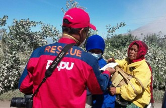 Tim Rescue PKPU membantu evakuasi warga korban erupsi Gunung Sinabung. (Putri/PKPU)