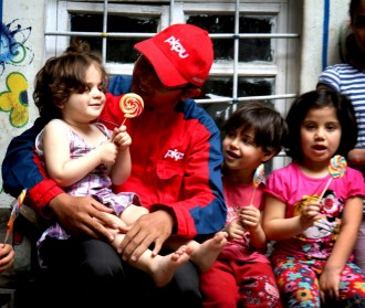 Tim KEmanusiaan PKPU bersama anak pengungsi Suriah. (Aldi/Putri/PKPU)