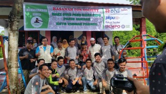 BNI Syariah beserta tim dan PKPU bersinergi dalam program sosial yaitu aksi merenovasi PAUD binaan PKPU Cabang Padang pada Sabtu (28/5/2016). (Amel/Putri/PKPU)