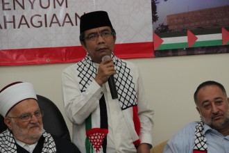 Ketua Harian KNRP Caca Cahayaningrat (tengah) saat bersama mendampingi Imam Masjid Al-Aqsha Syaikh Ikrimah Sabri (kiri) dan Ulama Palestina Abu Ubadah (kanan) di Kantor KNRP, Ragunan, Jakarta Selatan. (KNRPMEdia)