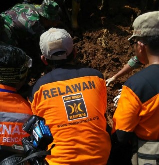 Relawan Melakukan Evakuasi Korban Longsor di Purworejo. 