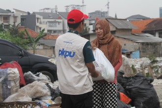 Penyaluran 200 paket sembako di kawasan Kampung Pemulung Cilandak, Kel. Lebak Bulus, Kec. Cilandak, Jakarta Selatan, Selasa (14/06/2016). (Desti/Putri/PKPU)