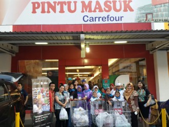 Belanja Bareng Yatim PKPU Surabaya di Carrefour Ahmad Yani dan Rungkut. (Deny/ Nisa/Putri/PKPU)