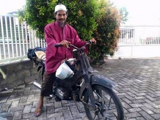 Muhammad Maksum dan motornya. (Rahmatullah Andre)