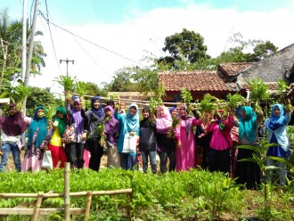 Badan Ketahanan Pangan dan Pelaksana Penyuluh Pertanian, Perikanan dan Kehutanan (BKP5K) Kabupaten Bogor menyalurkan bantuan dana kepada Kelompok Wanita Tani (KWT) Sekar Mandiri pada Kamis (22/06/2016).  (Aci/Putri/PKPU)