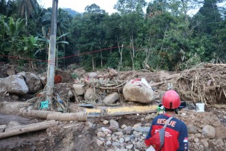 Banjir bandang dan longsor menutup akses masuk menuju Sindang Mandi kec. Anyer Kabupaten Serang, Banten. (Amir/Putri/PKPU)