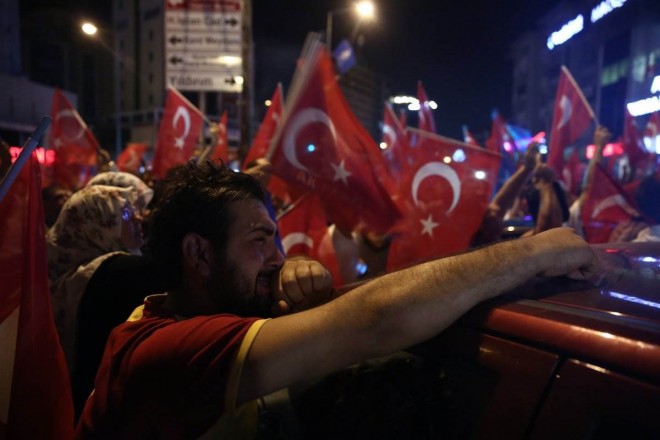 Rakyat Turki turun ke jalan beri dukungan kepada Erdogan. (islammemo.cc)