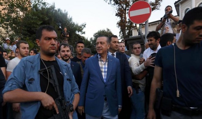 Presiden Turki Recep Tayyip Erdogan berjalan melalui kerumunan rakyat Turki di jalan-jalan Istanbul, yang bergembira atas kegagalan upaya kudeta (16/7/2016). (Reuters / aljazeera.net)