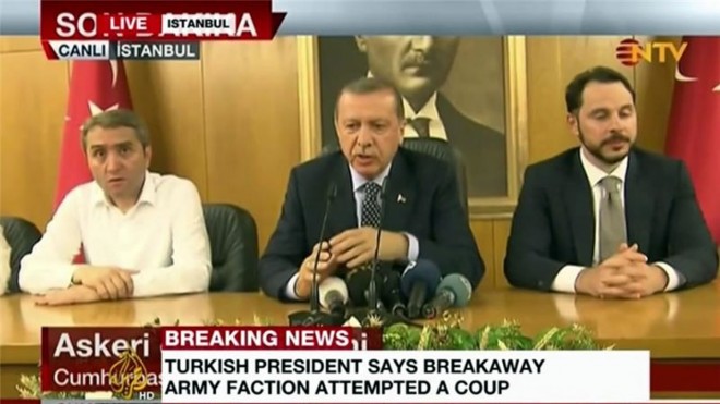 Presiden Turki Recep Tayyip Erdogan ketika siaran pers terkait percobaan kudeta, di Bandara Ataturk, Istanbul, Turki, Sabtu (16/7/2016). (Al-Jazeera live)