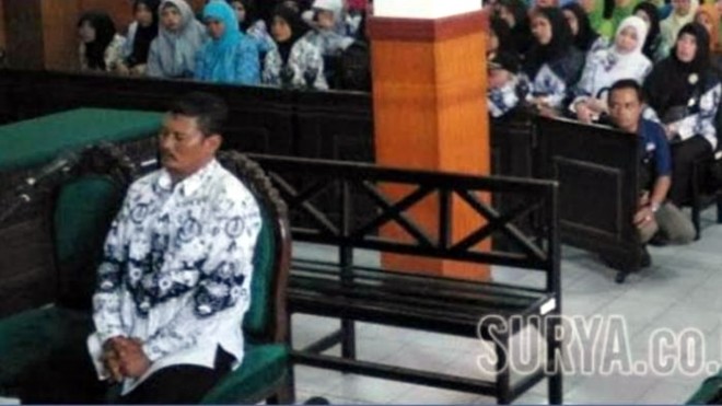 Sambudi, seorang Guru yang jadi pesakitan setelah dilaporkan orang tua muridnya ke polisi akibat mencubit. (tribunnews.com)