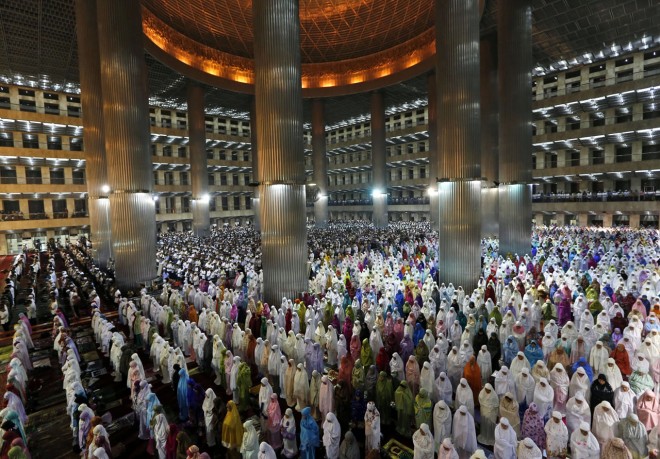 Ilustrasi - Jamaah shalat di masjid Istiqlal Jakarta, saat bulan Ramadhan. (photo.chosun.com / Reuters)
