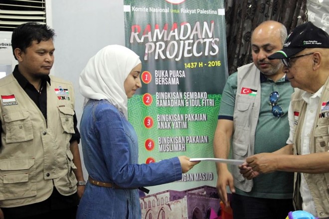 Tim KNRP melaksanakan program Buka Puasa Bersama dan pemberian bingkisan Idul Fitri untuk pengungsi Palestina di salah satu rumah makan di Kilis, Turki Selatan, Sabtu (2/7/2016). Mereka mengucapkan, "Terima kasih Indonesia". (ist)