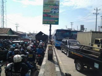 Kendaraan pemudik mengantre panjang di Desa Klampok, Brebes, Jateng. (Metrotvnews.com/Kuntoro Tayubi)