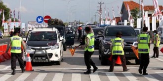 Petugas Kepolisian Mengatur arus laluntias guna mengurai kemacetan menjelang pintu tol Brebes Timur. (kompas.com)