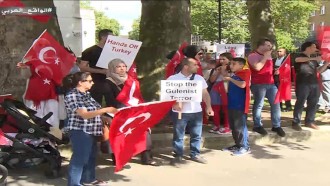 Sekelompok rakyat Tunisia menentang terjadinya kudeta militer di Turki. (aljazera.net)