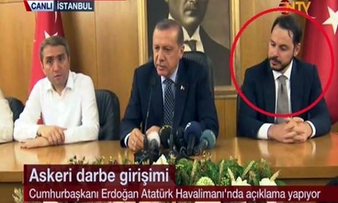Berat Albayrak (kanan jas hitam) saat mendampingi Presiden Turki Recep Tayyip Erdogan pasca percobaan kudeta sekelompok militer, di Bandara Ataturk, Istanbul, Sabtu (16/7/2016). (marebpress.net)