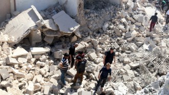 Setidaknya 50 orang gugur dalam serangan udara militer Rusia dan rezim Suriah di Aleppo dan Idlib, Senin (11/7/2016)  (inet) (REUTERS/Abdalrhman Ismail)