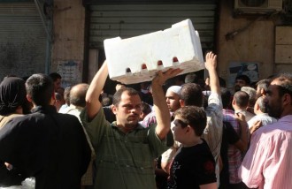 Warga sipil di Aleppo mengambil jatah bantuan kemanusiaan. (islammemo.cc)
