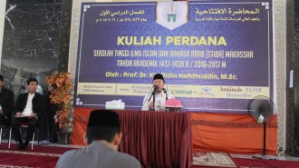 Prof. Dr. K.H. Didin Hafidhuddin, M.Sc, saat menyampaikan kuliah perdana di STIBA Makassar, Senin (29/8/2016). (syahrul qur'ani)
