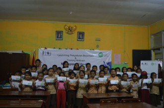 Penyaluran Dana Bantuan Pendidikan dan Pembinaan kepada siswa penerima manfaat dan orang tua siswa di  penerima manfaat berlokasi di  SDN Curug Raya, Kampung Curug, Cibinong, Bogor, Jawa Barat. (Zulfikar/Putri/IZI)