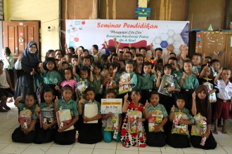 PKPU menyalurkan Melalui Program Beasiswa Akselerasi Pintar (Be A Star), di SD Bojong Kamal Legok Banten, Rabu (3/8/2016). (Dita/Putri/PKPU)