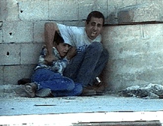 Muhammad Al-Durrah, 11 tahun, bersama ayahnya yang menjadi kekejaman Zionis Israel dengan cara ditembak, 29 September 2000. (theguardian.com)