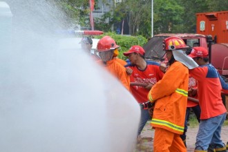 Pelatihan simulasi bencana yang diberikan oleh Tim BPBD Kota Balikpapan, Minggu (4/9/2016). (Rohim/Putri/PKPU)