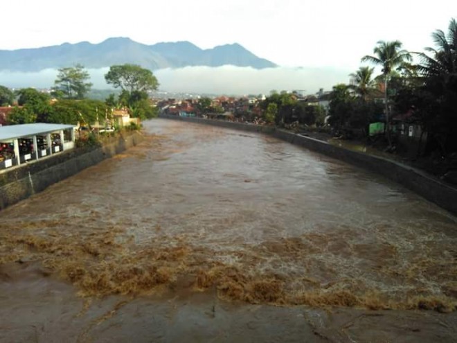 Banjir bandang dan tanah longsor melanda Kota Garut dan sekitarnya akibat meluapnya Sungai Cimanuk. (dakwatuna.com)