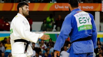 Atlet asal Mesir, Islam El Shehaby (biru), menolak berjabat tangan dengan atlet Israel, Or Sasson (putih) setelah pertandingan Judo 100 kg di Olimpiade Rio 2016 pada tanggal 12 Agustus 2016. (edition.cnn.com)