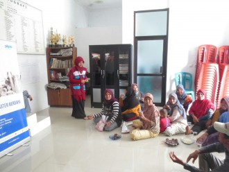Lembaga Kemanusiaan Nasional PKPU bersama warga Sujung melakukan pemetaan hasil bumi yang ada di Desa Sujung, Serang, Banten, Jumat (2/9/2016). (Vina/Putri/PKPU)