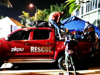 PKPU mengirimkan Tim Rescue untuk membantu korban Banjir Bandang di Garut. (Putri/PKPU)