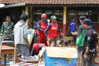 Relawan PKPU Melakukan Aksi Bersih-bersih Pasca Banjir Bandang Garut, Jumat (32/9/2016). (Putri/PKPU)