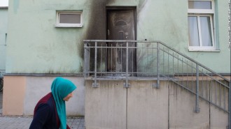 Pintu masjid di Dresden yang terbakar akibat bom rakitan (cnn.com) 