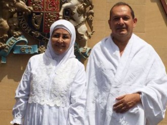 Dubes Collis dan istrinya saat berhaji (Al-Marsat/GulfNews)