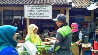 Penyerahan bantuan untuk korban banjir di Garut. (Nana.s/PKPU)