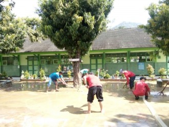 Tim rescue PKPU melakukan aksi bersih-bersih di SDN 2 Kebonagung, Ahad (18/9/2016) (Muthori/Putri/PKPU)