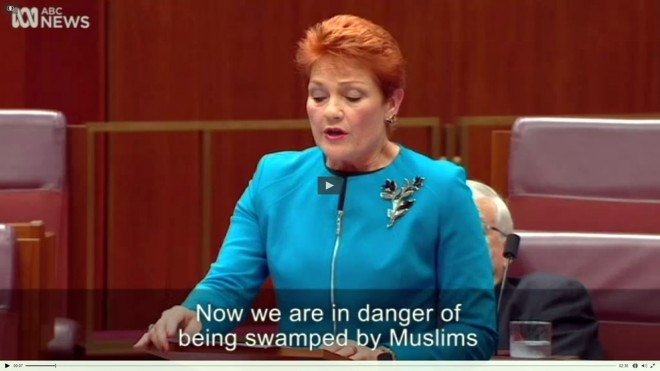 Pauline Hanson dalam pidatonya yang bernada Islamofobia di Parlemen Australia, Rabu (14/9/2016). (abc.net.au)