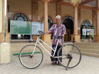 Wak Min (Ponimin) dan sepedanya. (Nanda Koswara)