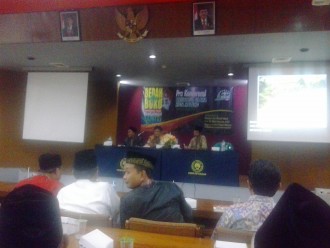Bedah Buku Pahlawan Santri, Tulang Punggung Pergerakan Nasional. Acara ini digelar di aula perpustakaan, Universitas negeri Malang. (fadhaa)