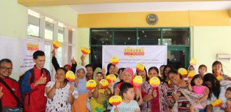 Penyaluran Donasi  dari Karyawan Indosat Ooredoo untuk Garut di Gedung Local Education Center, Kab. Garut.  Kamis, (20/10/2016) (Fadsupp/Putri/PKPU)