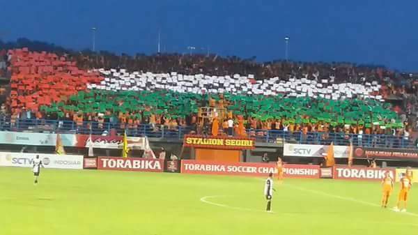 Koreo Bendera Palestina saat laga sepakbola antara Pusamania Borneo FC dengan PSM Makasar,  Jum'at (21/10/2016). (KNRPMedia)