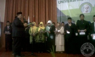 Ketua Majlis Syuro PUI KH. Ahmad Heryawan melantik  Pengelola dan Penyelenggara Universitas Halim Sanusi (UHS). (pikiran-rakyat.com)